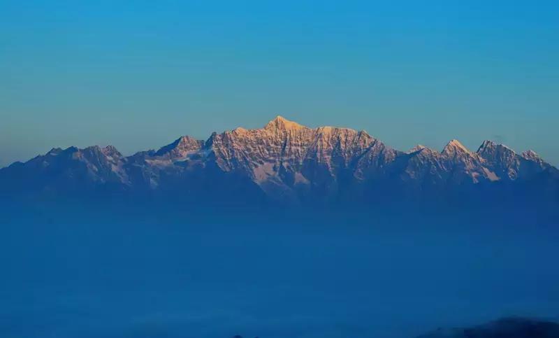 牛背山看的是什么雪山,牛背山上众多雪山示意图