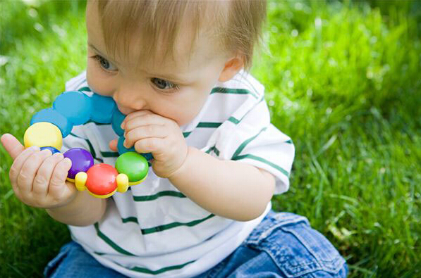 宝宝出牙难受牙胶冷藏还是冷冻,出牙期怎么用纱布缓解