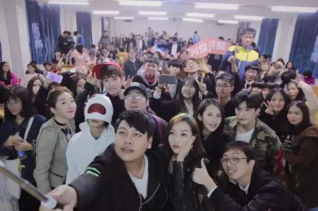 吃饭时直播，睡觉时赶路，《微能力者》校园宣传使出微能力！