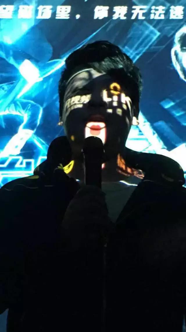 吃饭时直播，睡觉时赶路，《微能力者》校园宣传使出微能力！