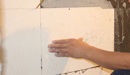 二楼瓷砖上冒水是什么原因,瓷砖底下冒水