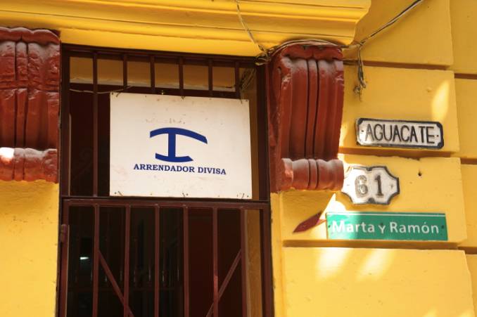 在古巴，1个人1个月只能有5个鸡蛋