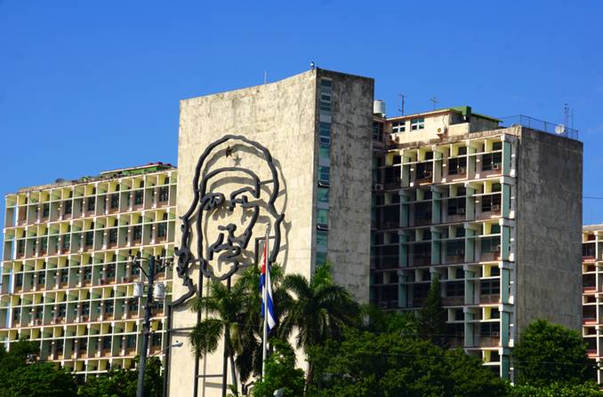 在古巴，1个人1个月只能有5个鸡蛋