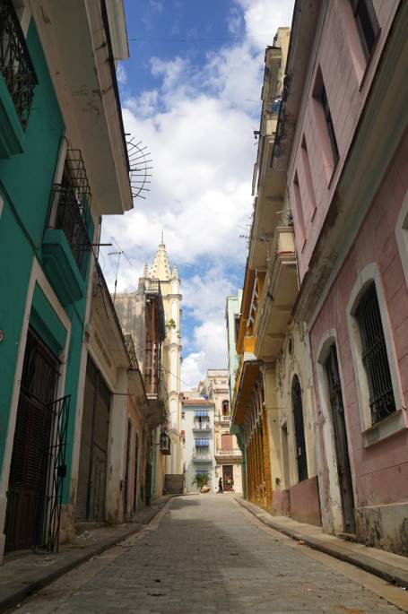 在古巴，1个人1个月只能有5个鸡蛋