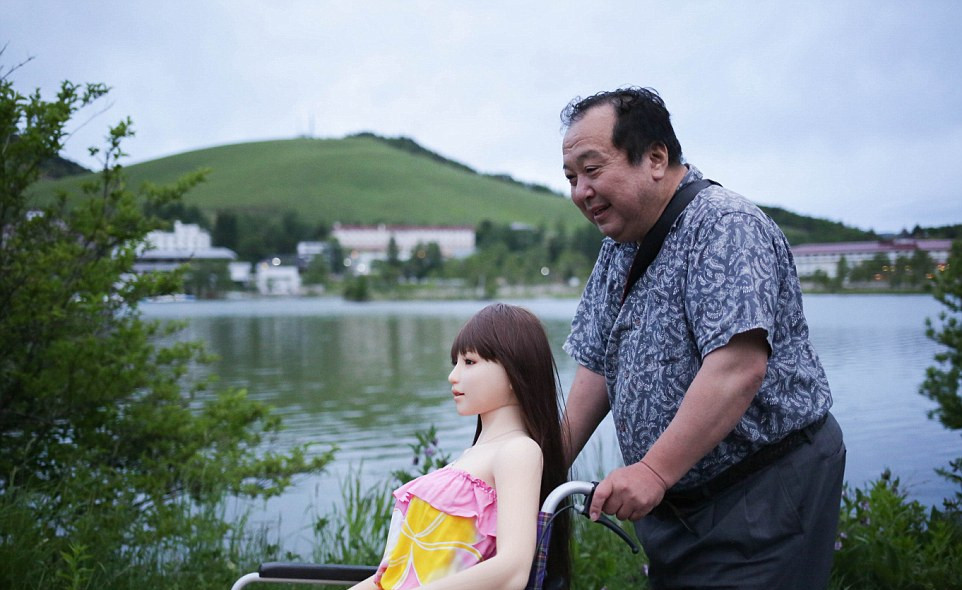 俄罗斯网友热议：日本男子爱上*气娃充**娃！