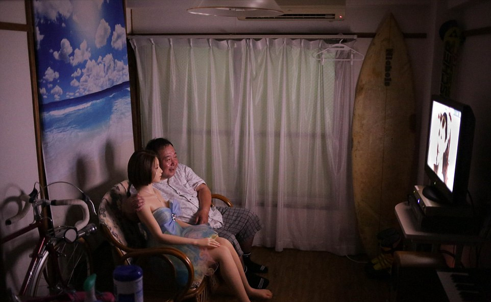 俄罗斯网友热议：日本男子爱上*气娃充**娃！