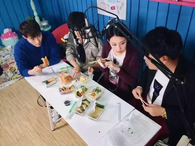 吃饭时直播，睡觉时赶路，《微能力者》校园宣传使出微能力！