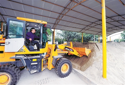 烤砂工：为列车装上“安全防滑链”