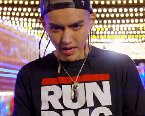 这炫富方式绝了！唐嫣LV包、权志龙天价项链都被王思聪的狗怼了