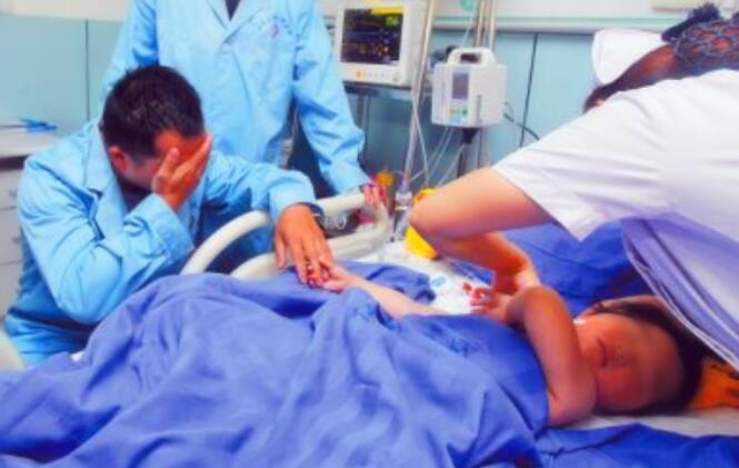 儿子手疼烫伤哭了,儿子手受伤了妈妈心情