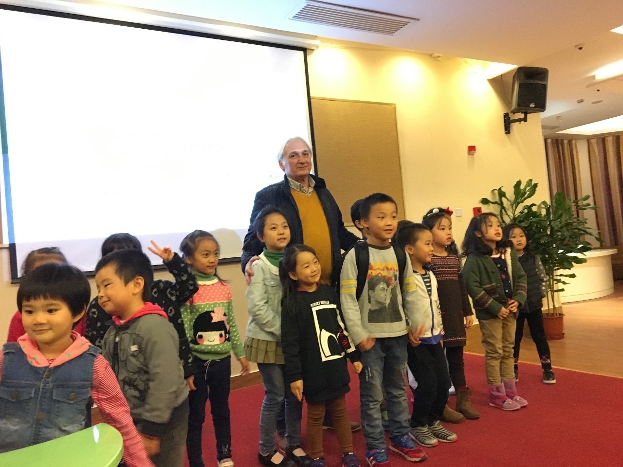世界级大师薛蓝·约纳科维奇带你在小世界里寻找大世界