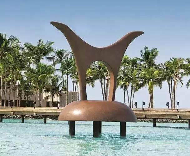 「设计师俱乐部」随意用350美元的碟子盛载食物，披上3500美元浴袍的奢华酒店，你感受过了吗？