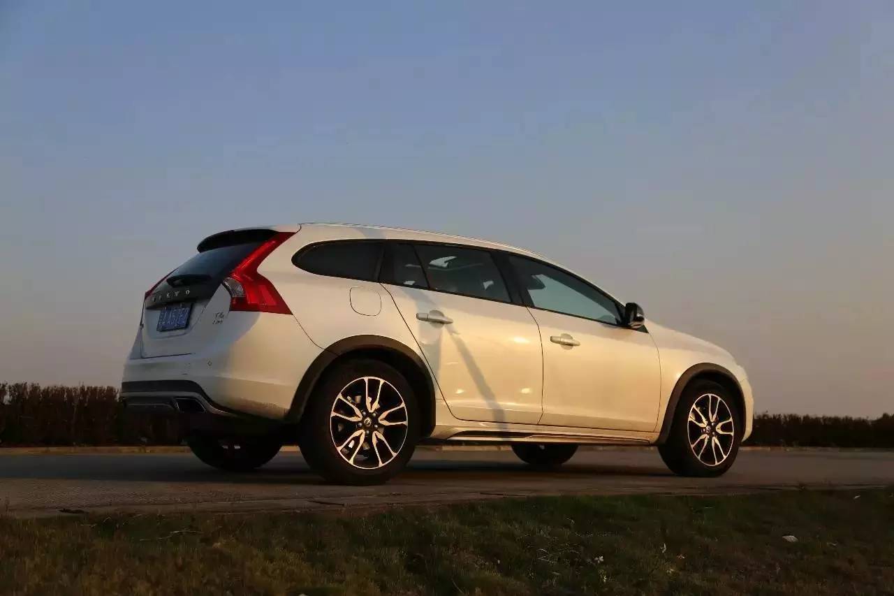 进口沃尔沃v60新款试驾,沃尔沃v60深度试驾