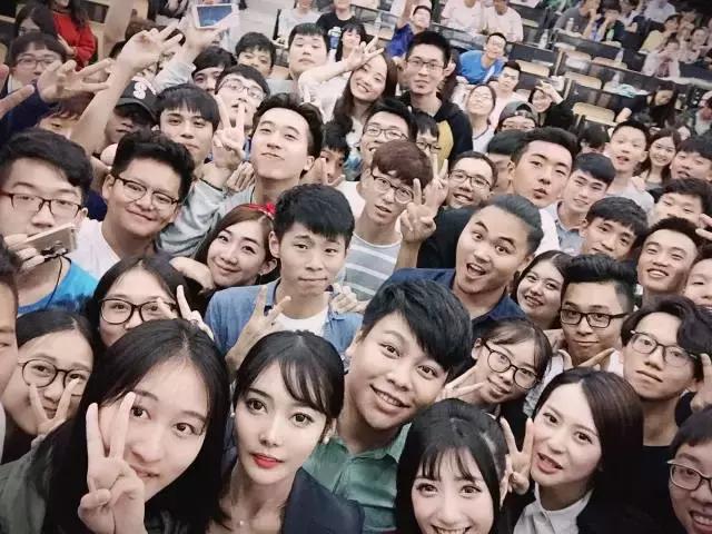 吃饭时直播，睡觉时赶路，《微能力者》校园宣传使出微能力！