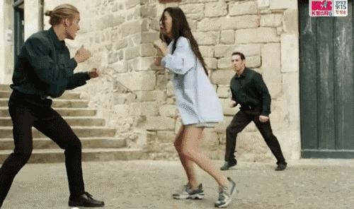 一千块的卫衣，一万块的鞋，就算做了人鱼，全智贤也要时髦到底！