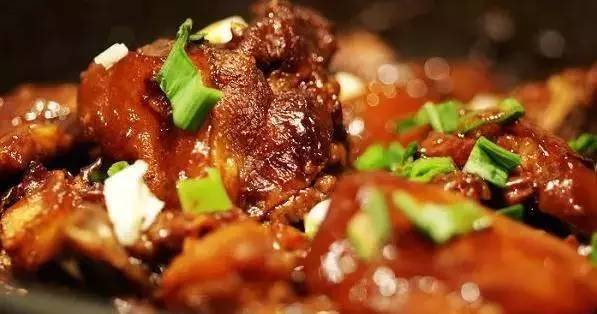 大雪丨白雪欲求吟咏句，穿枝掠院演梅花