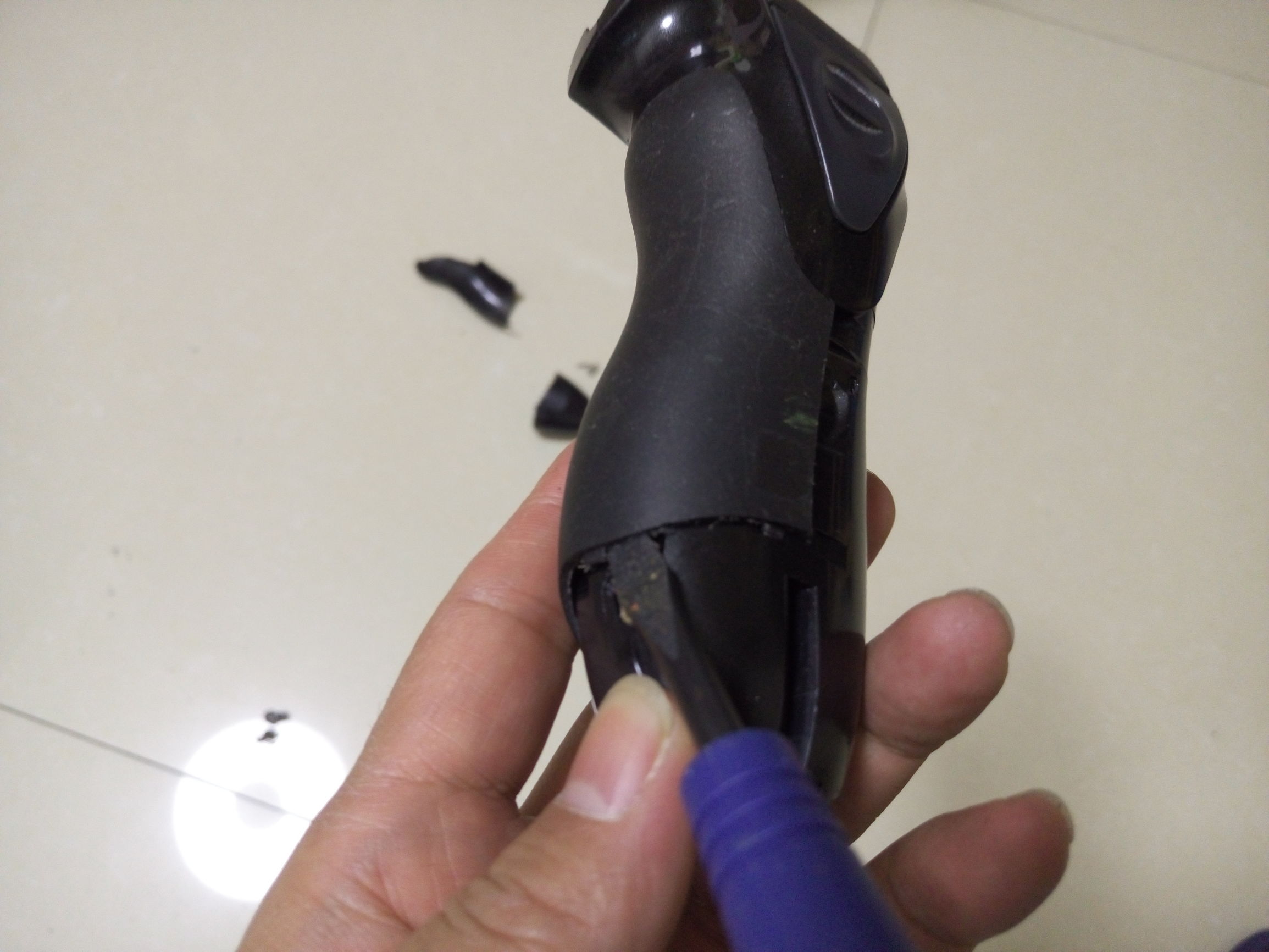 松下电动剃须刀怎样拆解维修,松下剃须刀es4027换电池教程