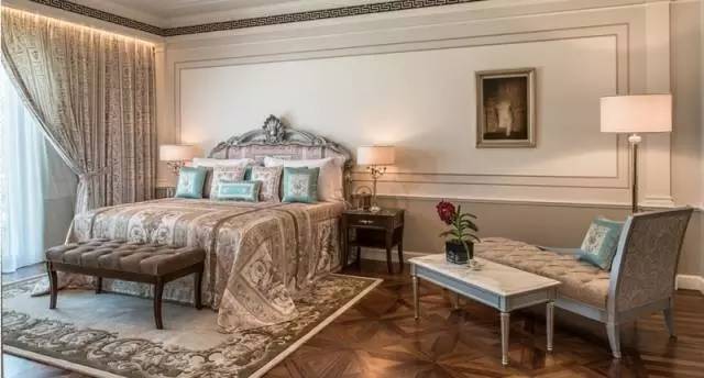 「设计师俱乐部」随意用350美元的碟子盛载食物，披上3500美元浴袍的奢华酒店，你感受过了吗？