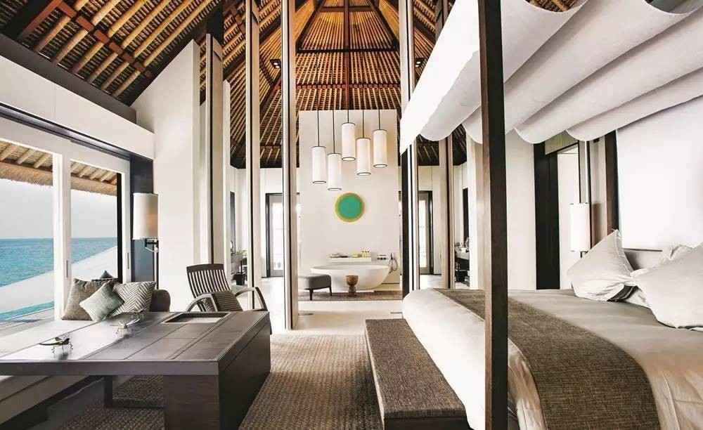 「设计师俱乐部」随意用350美元的碟子盛载食物，披上3500美元浴袍的奢华酒店，你感受过了吗？