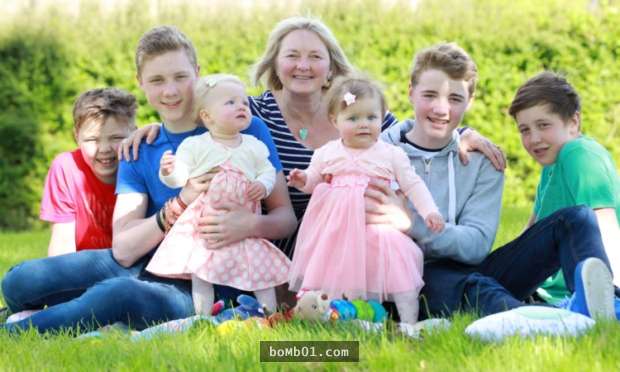 她生下2对双胞胎儿子已经很不可思议，没想到12年后又带来喜讯