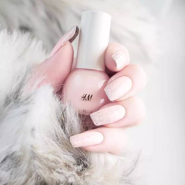 手不好看买什么颜色指甲油,什么牌子指甲亮油最好