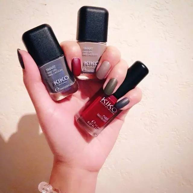 手不好看买什么颜色指甲油,什么牌子指甲亮油最好