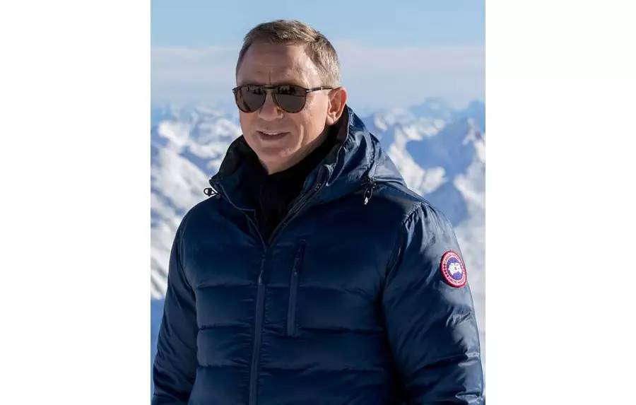 一年四季只穿一件短袖,冬天只穿一个短袖