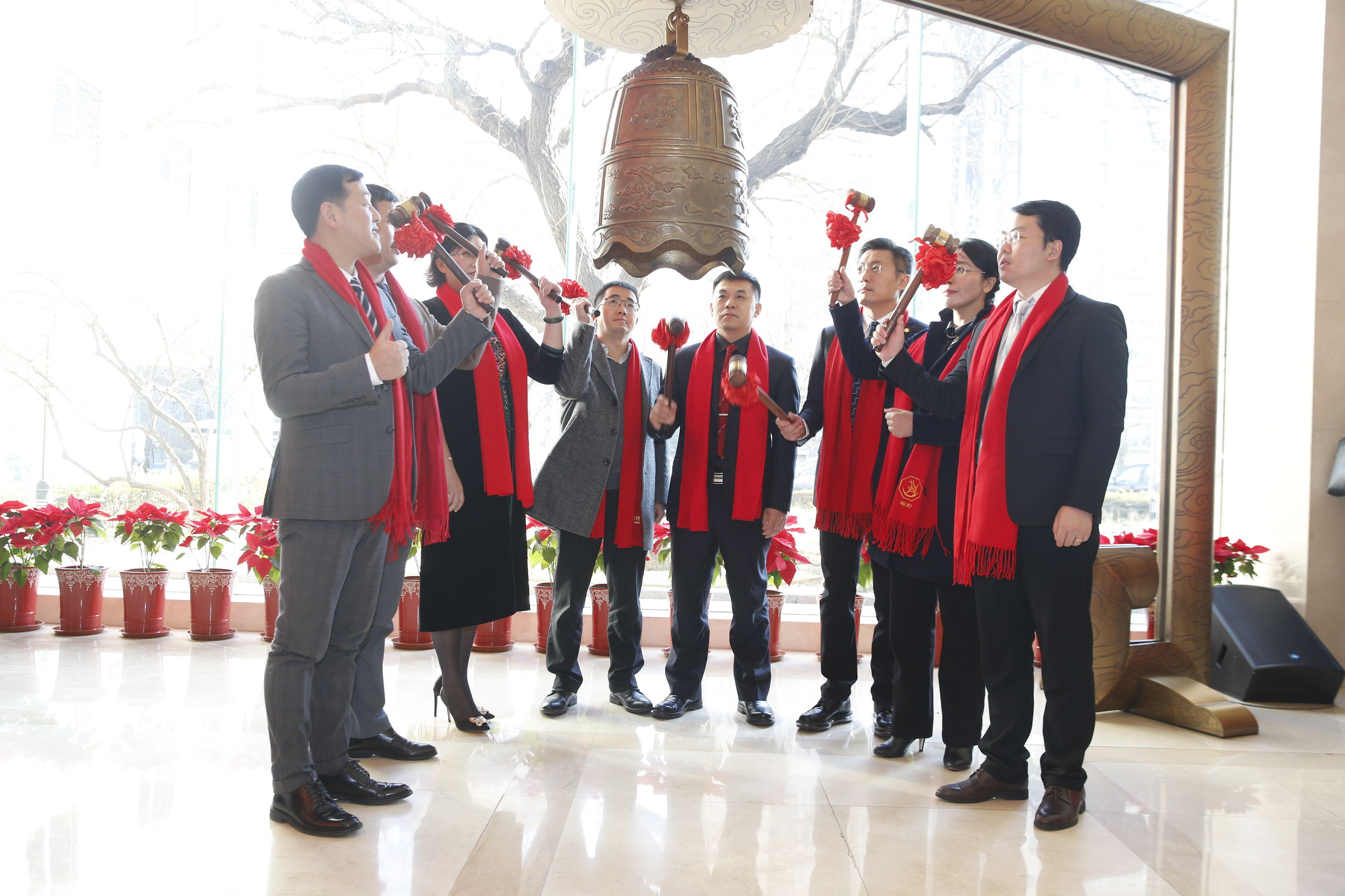 热烈祝贺股份上市20周年,热烈祝贺上市成功震动开场
