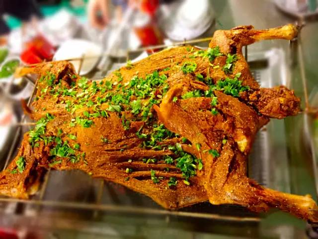 我要投诉这些店！藏在卡卡角角的烂棚棚，排队排了3天才吃到！