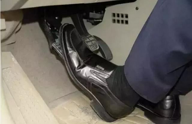 自动挡只用左脚踩可以吗,自动挡只有右脚