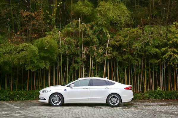 阿斯顿马丁4.7油耗实测,蒙迪欧对比阿斯顿马丁图片