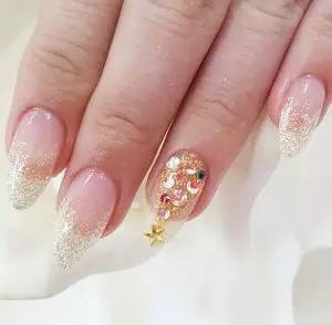 适合圣诞节的美甲你学会了吗,圣诞款美甲来啦简单的法式风