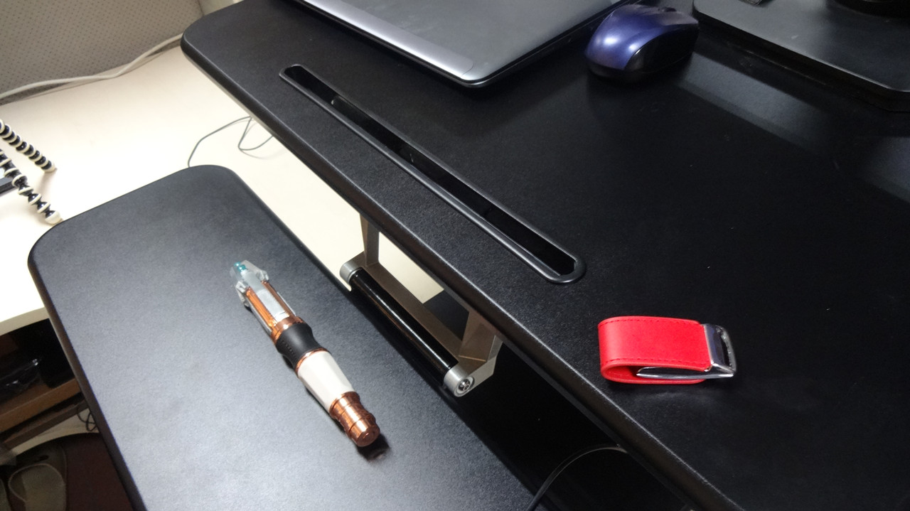 杂乱办公桌秒变干净办公桌,办公桌智能改造