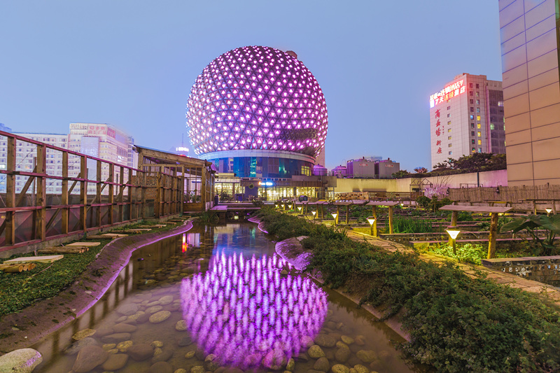 拥抱屋顶，让我们做一场离天空很近的梦