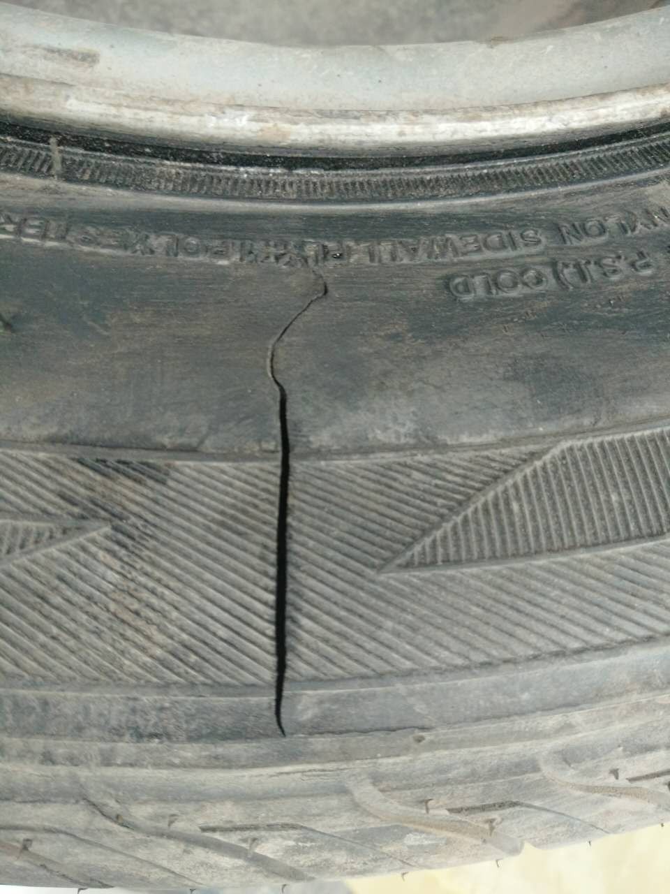 新轮胎炸了,新换的轮胎扎了怎么办