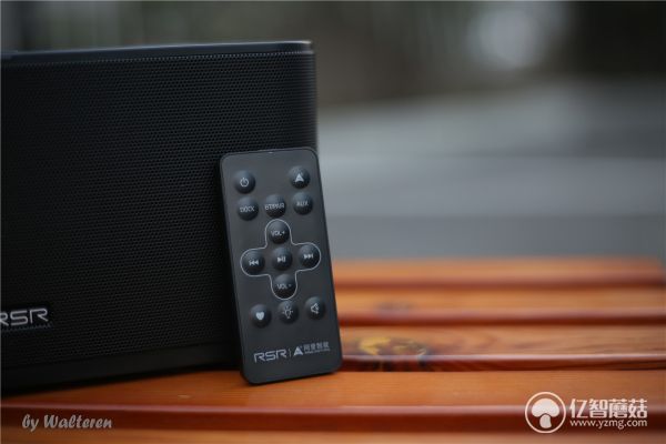 不用耳机孔一样插上就听，RSRDS909未来音响体验