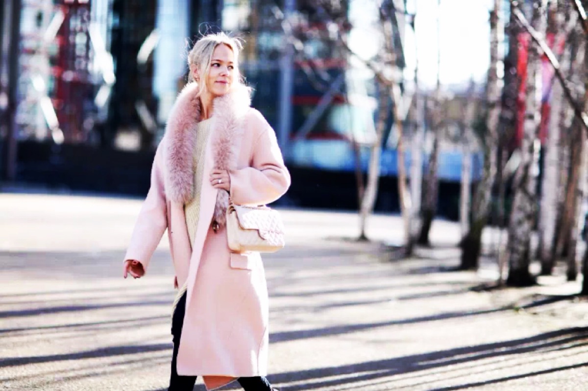 围巾穿出时髦范,时髦的围巾系法