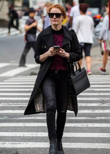 焦糖色大衣搭配什么包包好看,奢品包包如何穿搭