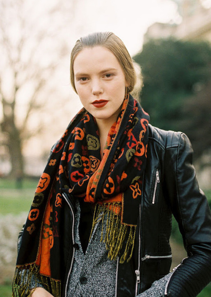 围巾穿出时髦范,时髦的围巾系法