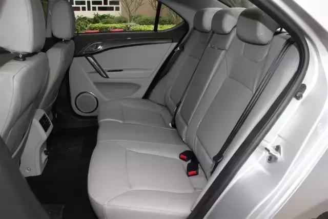 作为家用车6万不到买款*级A**轿车颜值与销量都很不错的只有它