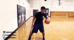 儿童篮球原地运球基本功教学,篮球8-10岁原地运球基本功