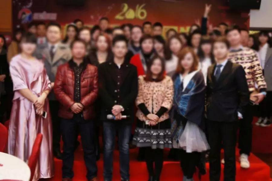 年会穿搭指南，让你惊艳又有品位！