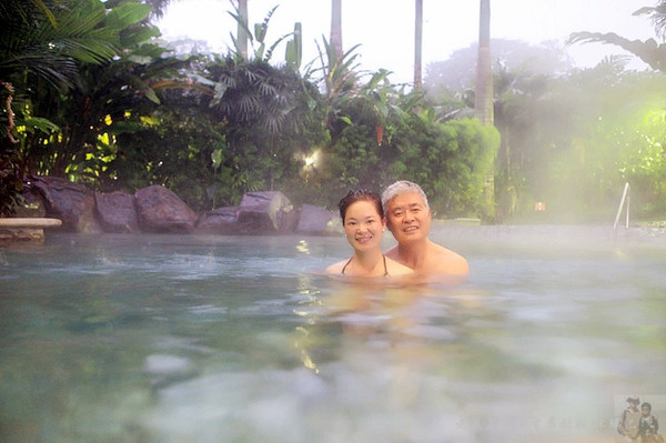 泡温泉享受的过程,泡完温泉吃自助餐