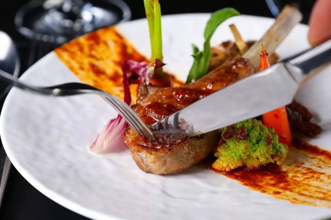 下关高颜值男服务员,招聘高颜值男服务员