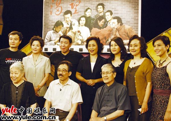 有过多少往事仿佛就在昨天江苏卫视鸡年春晚再放怀旧牌《渴望》剧组27年后重聚首