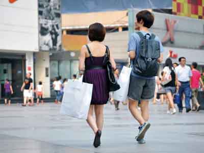 过年回家背包太重，小心“背包病”