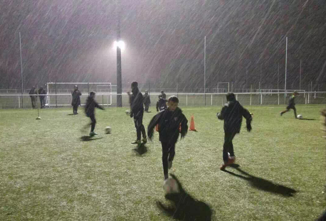 足球训练对小孩的成长有什么帮助,黎教练足球