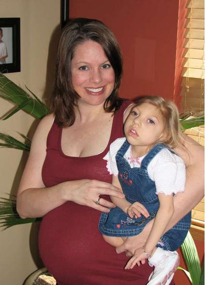 这位妈妈有两个患小头症的女儿，她家的画风是这样的