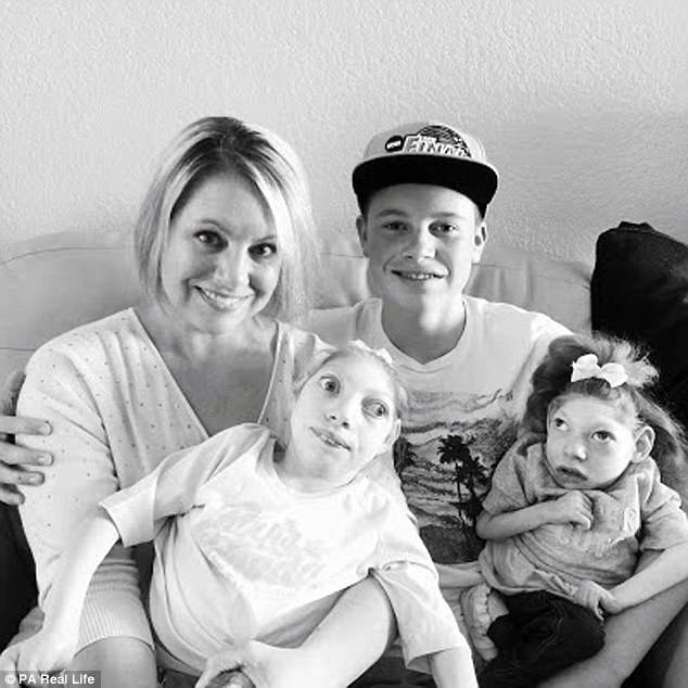 这位妈妈有两个患小头症的女儿，她家的画风是这样的