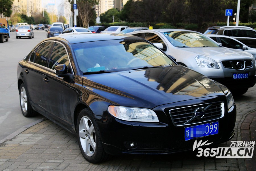 合肥八中开学校外豪车云集惊现“6666”“8888”车牌号